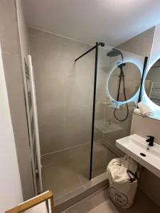 Haben Sie sich auch schon einmal in Ihrem kleinen Badezimma in Hamburg umgeschaut und sich gedacht, dass diese Trennwand eigentlich nur im Weg steht? In vielen älteren Wohnungen in der Hansestadt sind Toilette und Bad strikt getrennt – oft so eng, dass man sich kaum umdrehen kann. Wenn Sie darüber nachdenken, ob Sie WC und Bad verbinden sollten, geht es um mehr als nur um ein paar Steine. Es geht um das Gefühl von Freiheit am Morgen und um ein modernes Wohnkonzept. Ein WC Bad Umbau Hamburg bietet die Chance, aus zwei funktionalen Zellen eine echte Wohlfühloase zu machen.