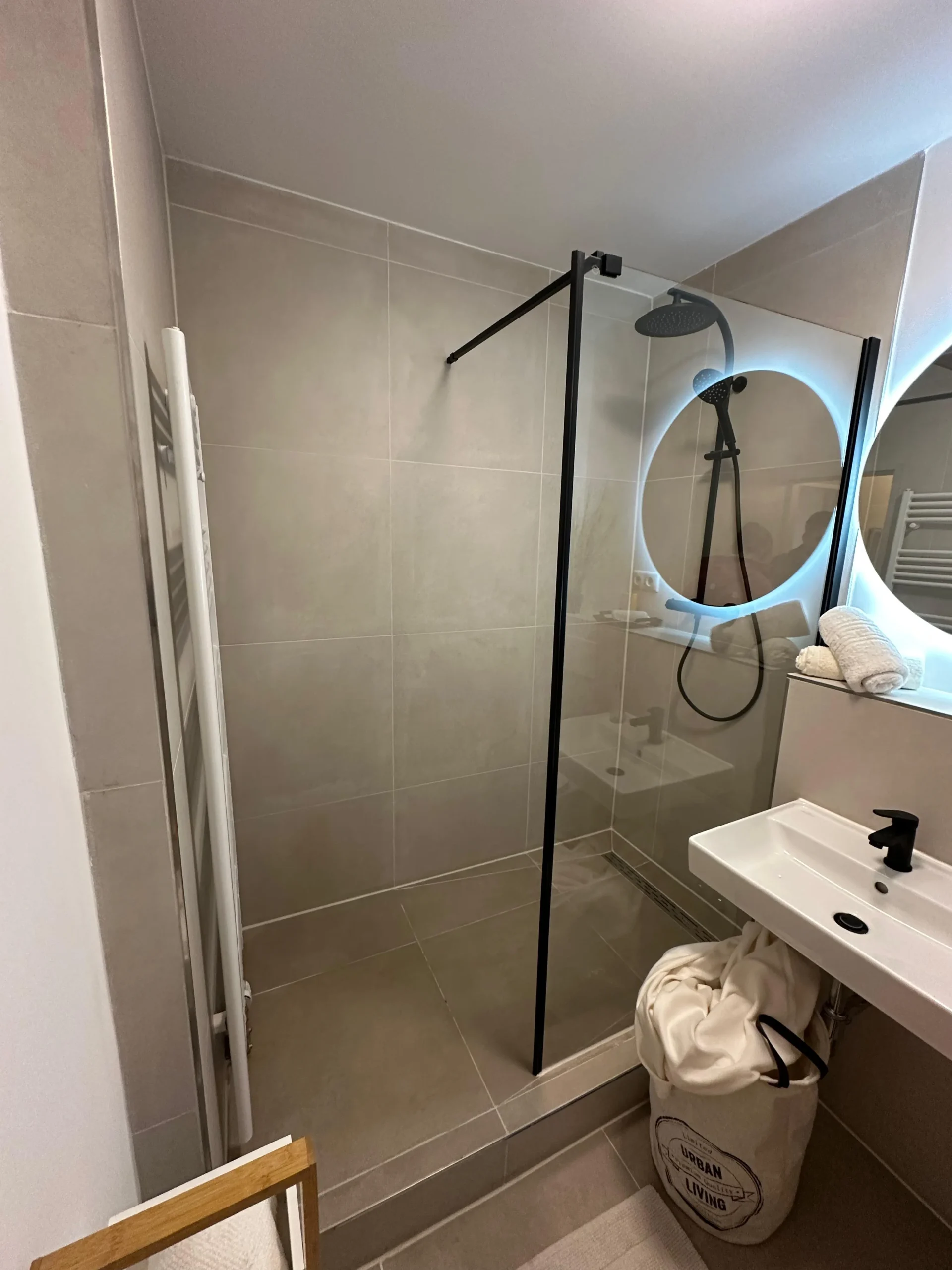 Haben Sie sich auch schon einmal in Ihrem kleinen Badezimma in Hamburg umgeschaut und sich gedacht, dass diese Trennwand eigentlich nur im Weg steht? In vielen älteren Wohnungen in der Hansestadt sind Toilette und Bad strikt getrennt – oft so eng, dass man sich kaum umdrehen kann. Wenn Sie darüber nachdenken, ob Sie WC und Bad verbinden sollten, geht es um mehr als nur um ein paar Steine. Es geht um das Gefühl von Freiheit am Morgen und um ein modernes Wohnkonzept. Ein WC Bad Umbau Hamburg bietet die Chance, aus zwei funktionalen Zellen eine echte Wohlfühloase zu machen.