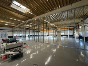 Planen Sie eine Bürorenovierung Hamburg? Az Bau bietet 15 Jahre Expertise in Innenausbau & Trockenbau nach DIN-Norm. Schallschutz, Glaswände & Qualität. Jetzt Termin buchen!