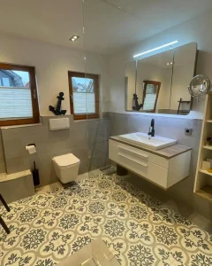 Der Charme historischer Immobilien in der Hansestadt ist unbestreitbar. Doch wenn es um die Modernisierung der Badezimmer geht, stehen viele Eigentümer vor einer technischen Herausforderung. Eine moderne Walk-in Dusche ist heute der Inbegriff von Luxus und Komfort, doch ihre Integration in einen Altbau Hamburg erfordert fundiertes Fachwissen und präzise Planung. Wir von Az Bau (azarm bau) haben uns darauf spezialisiert, diese architektonischen Schätze mit modernster Trockenbautechnik aufzuwerten, um barrierefreie und ästhetisch ansprechende Lösungen zu schaffen.