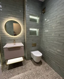 In Hamburgs dynamischer Immobilienwelt, von den schicken Lofts in der HafenCity bis zu den historischen Kontorhäusern, ist Platz oft ein wertvolles Gut. Wenn Sie darüber nachdenken, wie Sie Ihre Gästetoilette Hamburg Renovierung angehen, stellt sich oft die Frage nach der optimalen Aufteilung. Ist es sinnvoll, Dusche & WC getrennt zu planen, oder sollte alles in einem Raum verschmelzen? Wir von Az Bau (azarm bau) wissen aus 15 Jahren Erfahrung, dass eine Trennung oft mehr Privatsphäre und Flexibilität bietet, besonders wenn Sie Gäste empfangen oder Ihre Räumlichkeiten für Airbnb optimieren.