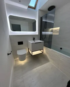 Ein neues Jahr bringt oft den Wunsch nach Veränderung mit sich. Wenn Sie morgens in Ihr Badezimma treten, sollte Sie ein Gefühl von Ruhe und Eleganz begrüßen. In der Hansestadt, wo das Wetter oft grau ist, wird das Bad zum privaten Rückzugsort. Wer heute eine Sanirung plant, blickt bereits auf die Badfliesen Trends Hamburg 2026. Es geht nicht mehr nur um Hygiene, sondern um ein ganzheitliches Wohnerlebnis. Ob für exklusive Master-Badezimmer in Airbnb-Objekten oder für repräsentative Sanitärräume in Hamburger Bürokomplexen – die Auswahl der richtigen Materialien ist entscheidend. Wir von Az Bau (azarm bau) wissen, dass die Basis für jede Fliese eine perfekte Wand ist. In diesem Guide führen wir Sie durch die Welt der Fliesenarten für Badezimmer und zeigen Ihnen, was die Zukunft bringt.