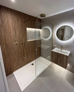 Wer eine Wohnung in der wunderschönen Hansestadt Hamburg über Plattformen wie Airbnb vermietet, weiß genau: Der erste Eindruck zählt. Die Konkurrenz in Vierteln wie Altona, Eimsbüttel oder der Sternschanze ist groß, und Reisende suchen oft nach dem gewissen Extra. Oft stellt sich bei einer anstehenden Sanirung die fundamentale Frage für das Badezimmer: Dusche oder Wanne? Diese Entscheidung kann maßgeblich beeinflussen, welche Zielgruppe Sie anziehen und wie hoch Ihre Auslastung am Ende des Jahres ist. Wir von Az Bau (azarm bau) haben in den letzten 15 Jahren viele Gastgeber dabei unterstützt, ihre Immobilien durch gezielten Innenausbau auf das nächste Level zu heben.