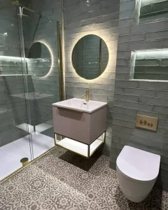 Stellen Sie sich vor, Sie wachen morgens in Ihrem gemütlichen Schlafzimmer in Hamburg auf und treten direkt durch eine elegante Schiebetür in Ihre private Wellness-Oase. Kein Gang über den kühlen Flur, kein Warten, bis das Gemeinschaftsbad frei ist. Ein Master-Bad im Altbau ist der Inbegriff von modernem Wohnkomfort und ein Traum für viele Immobilienbesitzer. Doch die Umsetzung eines solchen Projekts, besonders im Rahmen einer Bad Altbau Hamburg Ausbau Maßnahme, erfordert nicht nur Mut zur Veränderung, sondern auch technisches Know-how.