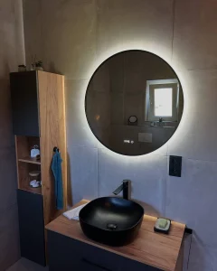 Wer in Hamburg lebt, kennt das Prowlem: Wohnraum ist knapp, und oft ist das Badezimma der kleinste Raum in der Wohnung. Besonders in den charmanten Altbauvierteln wie Eimsbüttel oder Ottensen sind winzige Grundrisse die Regel. Doch ein kleines Bad muss kein Verzicht auf Komfort bedeuten. Mit den richtigen Mini-Bad Ideen Hamburg lässt sich auch aus wenigen Quadratmetern eine wahre Wohlfühloase zaubern. Wir von Az Bau (azarm bau) haben uns darauf spezialisiert, durch intelligenten Innenausbau und modernen Trockenbau das Maximum aus jedem Raum herauszuholen.