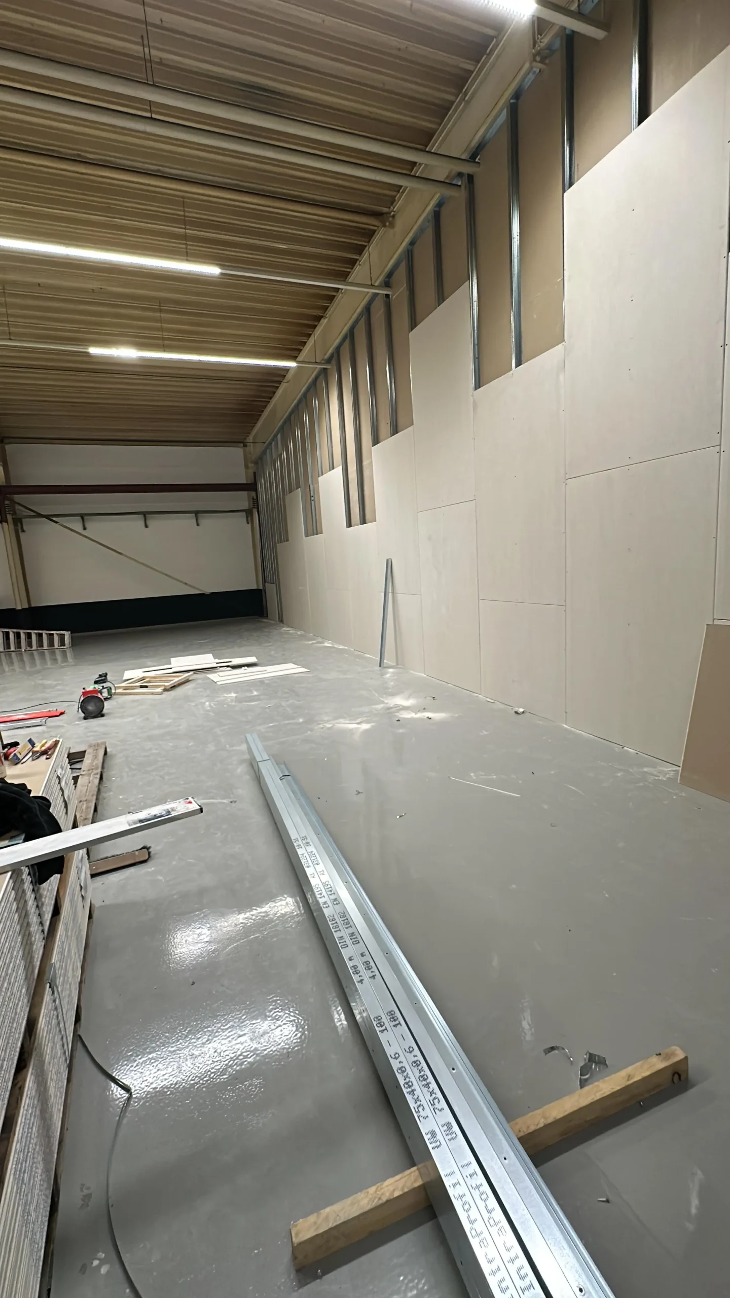 Die Gestaltung von Innenräumen in Bürogebäuden und gewerblichen Objekten erfordert heute mehr denn je Flexibilität und Schnelligkeit. Starre Strukturen gehören der Vergangenheit an. Hier bieten Trockenbau & Wandsysteme die ideale Lösung für Unternehmen, die ihre Räumlichkeiten effizient anpassen müssen.