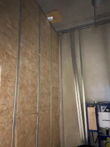 Lärm ist einer der größten Störfaktoren in modernen Bürogebäuden und gewerblichen Immobilien. Konzentriertes Arbeiten erfordert Ruhe, und vertrauliche Gespräche benötigen Diskretion. Genau hier setzt Schallschutz & Akustikbau an. Az Bau (azarm bau) bietet Unternehmen in Hamburg professionelle Lösungen, um Lärmbelästigung effektiv zu minimieren und die Raumakustik zu optimieren. Wir verstehen die physikalischen Gesetze des Schalls und nutzen hochwertige Systeme, etwa von Knauf, um Arbeitswelten zu schaffen, in denen sich Mitarbeiter wohlfühlen und produktiv leisten können.