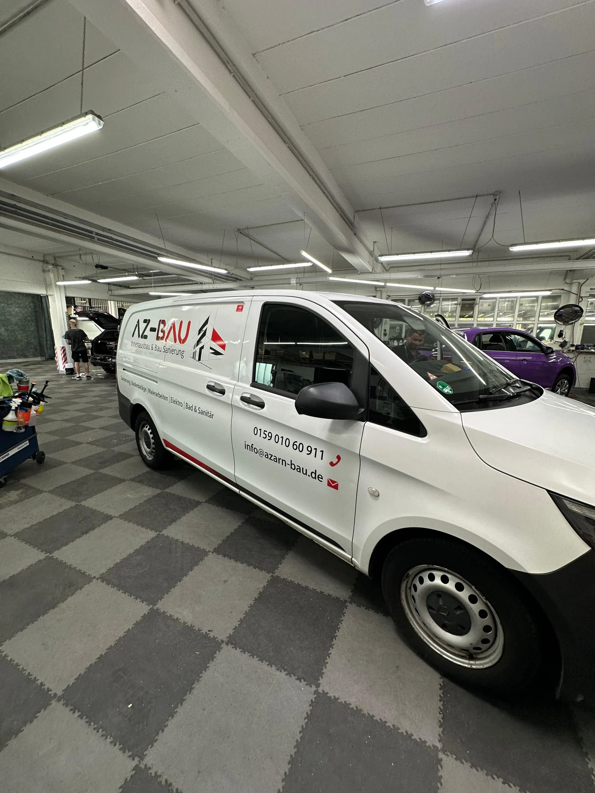 Sicherheit ohne Kompromisse: Baulicher Brandschutz F30–F90 für Unternehmen Sicherheit ist in gewerblichen Immobilien und Bürokomplexen kein Luxus, sondern eine gesetzliche Notwendigkeit. Ein Brand kann nicht nur immense Sachschäden verursachen, sondern im schlimmsten Fall Menschenleben gefährden. Az Bau (azarm bau) ist Ihr spezialisierter Partner in Hamburg, wenn es um die fachgerechte Umsetzung von Brandschutzkonzepten geht. Wir realisieren Baulicher Brandschutz F30–F90 Lösungen, die strengsten Normen entsprechen. Dabei setzen wir auf bewährte Systeme, unter anderem von Knauf, um Feuerwiderstandsklassen sicher zu erreichen und Fluchtwege zu schützen.