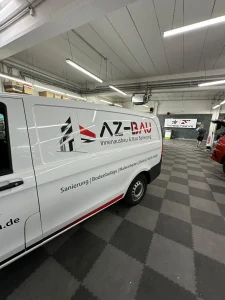 Der erste Eindruck zählt – das gilt besonders für Geschäftsräume, Büros und repräsentative Eingangsbereiche. Die Qualität der Wände und Decken spielt dabei eine entscheidende Rolle für die Raumwirkung. Glatte, makellose Oberflächen strahlen Professionalität und Ruhe aus. Az Bau (azarm bau) ist Ihr Spezialist in Hamburg für hochwertige Trockenbauarbeiten und das perfekte Finish. Wir beherrschen die gesamte Klaviatur der Spachtelarbeiten Q1–Q4, um für jeden Anspruch – vom einfachen Lagerraum bis zum exklusiven Boardroom – die passende Lösung zu bieten. Dabei setzen wir auf Premium-Materialien von Herstellern wie Knauf.