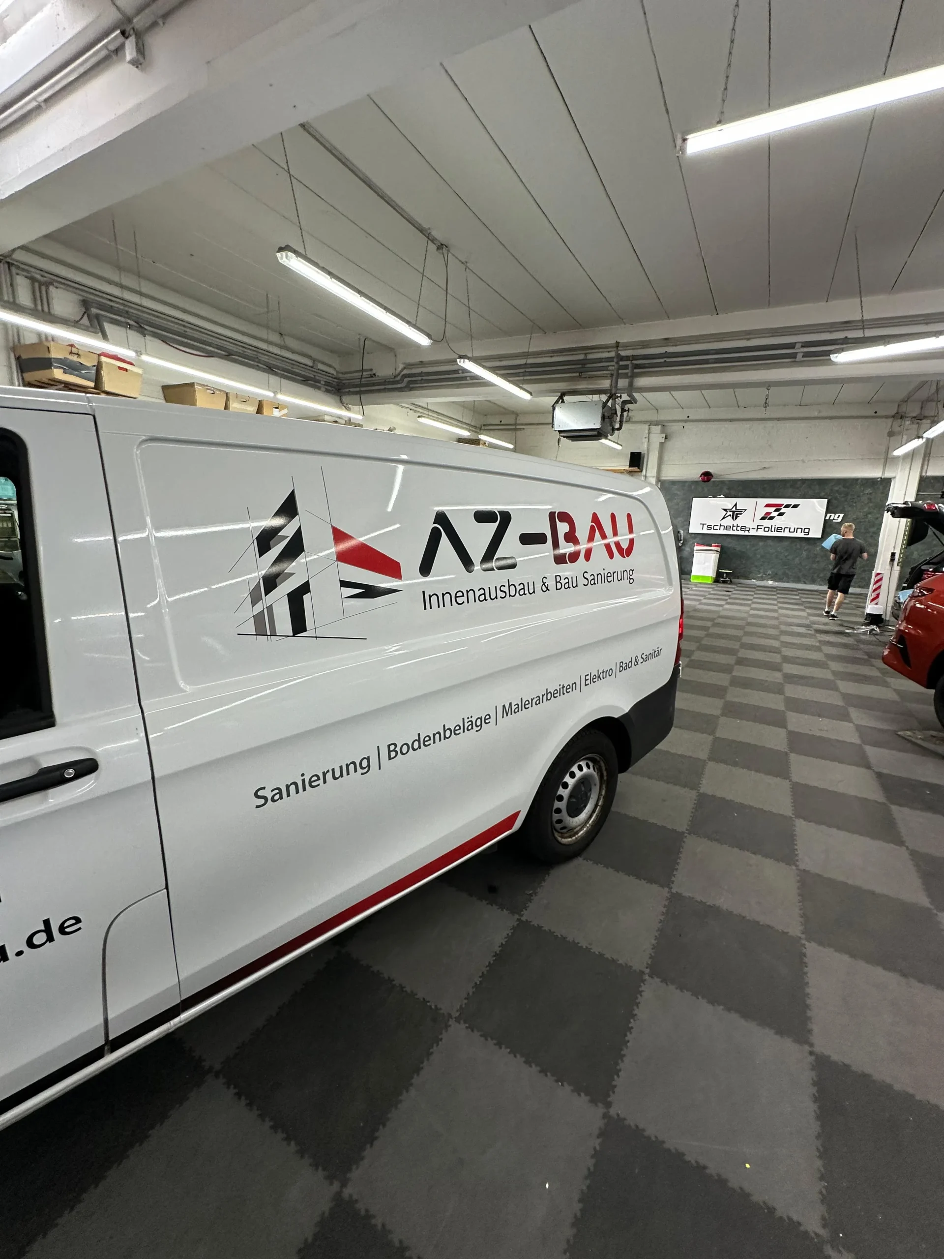 Der erste Eindruck zählt – das gilt besonders für Geschäftsräume, Büros und repräsentative Eingangsbereiche. Die Qualität der Wände und Decken spielt dabei eine entscheidende Rolle für die Raumwirkung. Glatte, makellose Oberflächen strahlen Professionalität und Ruhe aus. Az Bau (azarm bau) ist Ihr Spezialist in Hamburg für hochwertige Trockenbauarbeiten und das perfekte Finish. Wir beherrschen die gesamte Klaviatur der Spachtelarbeiten Q1–Q4, um für jeden Anspruch – vom einfachen Lagerraum bis zum exklusiven Boardroom – die passende Lösung zu bieten. Dabei setzen wir auf Premium-Materialien von Herstellern wie Knauf.