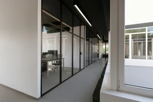 Der Wandel der Arbeitswelt stellt neue Anforderungen an Immobilien. Veraltete Raumstrukturen, schlechte Akustik und ineffiziente Energiewerte bremsen Unternehmen aus. Eine professionelle Büroausbau & Komplettsanierung ist oft der einzige Weg, um wettbewerbsfähig zu bleiben und Mitarbeitern ein motivierendes Umfeld zu bieten. Az Bau (azarm bau) ist Ihr erfahrener Generalunternehmer in Hamburg. Wir verwandeln graue Büros in moderne Productivity-Hubs. Dabei koordinieren wir alle Gewerke – vom Abbruch bis zum letzten Pinselstrich – und setzen auf Qualitätsprodukte, wie die Systeme von Knauf.