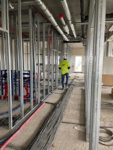 Zeit ist in der Hamburger Einzelhandelswelt die wertvollste Währung. Ob in der Mönckebergstraße oder in den schicken Passagen von Eppendorf – wenn ein Ladenlokal für eine Sanirung schließt, zählt jede Stunde. Ein moderner Ladenbau Trockenbau Hamburg ist heute die Antwort auf den enormen Zeitdruck, unter dem Shopbesitzer und Filialisten stehen. Wir von Az Bau (azarm bau) haben uns darauf spezialisiert, Verkaufsflächen in Rekordzeit zu transformieren, ohne dabei Kompromisse bei der Qualität oder Ästhetik einzugehen.