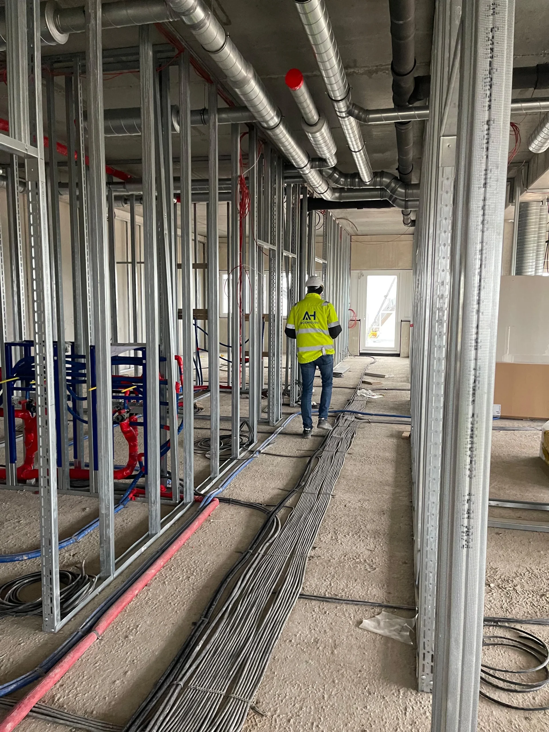 Zeit ist in der Hamburger Einzelhandelswelt die wertvollste Währung. Ob in der Mönckebergstraße oder in den schicken Passagen von Eppendorf – wenn ein Ladenlokal für eine Sanirung schließt, zählt jede Stunde. Ein moderner Ladenbau Trockenbau Hamburg ist heute die Antwort auf den enormen Zeitdruck, unter dem Shopbesitzer und Filialisten stehen. Wir von Az Bau (azarm bau) haben uns darauf spezialisiert, Verkaufsflächen in Rekordzeit zu transformieren, ohne dabei Kompromisse bei der Qualität oder Ästhetik einzugehen.