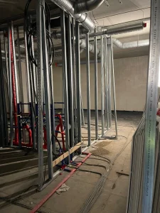 In einer Stadt wie Hamburg, in der jeder Quadratmeter Gold wert ist, suchen viele Unternehmen und Immobilienbesitzer nach kreativen Wegen, um neuen Platz zu schaffen. Der Dachboden ist hier oft eine ungenutzte Reserve, die sich ideal in eine moderne Arbeitswelt verwandeln lässt. Doch bevor man den ersten Hammer schwingt, sollte man intensiv über das Thema Dachausbau Büro Kosten nachdenken. Ob für das eigene Unternehmen oder als attraktive Fläche zur Vermietung – eine kluge Planung entscheidet darüber, ob das Projekt wirtschaftlich bleibt