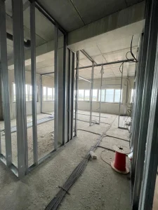 Ein stabiles Gebäude in Hamburg braucht mehr als nur gute Steine. Im modernen Innenausbau ist das Metallständerwerk das unsichtbare Rückgrat jeder Wand. Wenn Sie ein Büro in der HafenCity planen oder ein altes Stadthaus sanieren, ist das Wissen über Trockenbauprofile Maße der erste Schritt zum Erfolg. Viele Bauherren unterschätzen die Komplexität der Unterkonstruktion, doch ohne die richtigen Profile gibt es keine Stabilität. Wir von Az Bau (azarm bau) wissen aus 15 Jahren Erfahrung, dass Präzision hier über die Langlebigkeit Ihrer Räume entscheidet.