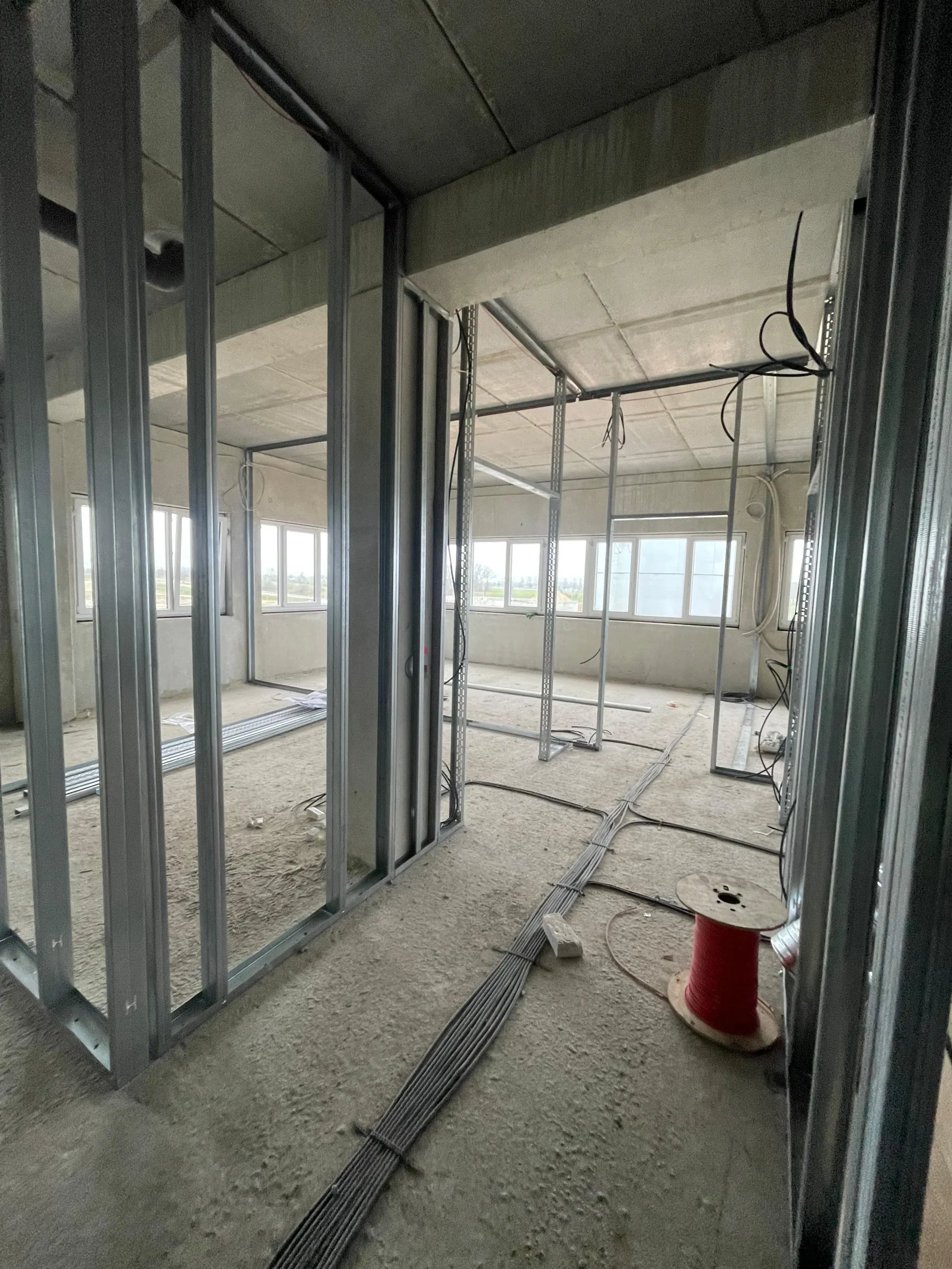 Ein stabiles Gebäude in Hamburg braucht mehr als nur gute Steine. Im modernen Innenausbau ist das Metallständerwerk das unsichtbare Rückgrat jeder Wand. Wenn Sie ein Büro in der HafenCity planen oder ein altes Stadthaus sanieren, ist das Wissen über Trockenbauprofile Maße der erste Schritt zum Erfolg. Viele Bauherren unterschätzen die Komplexität der Unterkonstruktion, doch ohne die richtigen Profile gibt es keine Stabilität. Wir von Az Bau (azarm bau) wissen aus 15 Jahren Erfahrung, dass Präzision hier über die Langlebigkeit Ihrer Räume entscheidet.