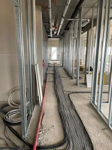 Wer in der Hansestadt ein Bürogebäude oder eine Gewerbefläche übernimmt, steht oft vor der Frage, wie die Wände nach der Sanirung aussehen sollen. Ein glattes, modernes Finish ist heute der Standard für erstklassige Arbeitswelten. Wer sich mit Innenausbau beschäftigt, stößt schnell auf den Begriff Qualitätsstufen Trockenbau. Für Laien sind diese Qualitätsstufen Trockenbau oft verwirrend, doch sie entscheiden maßgeblich über das optische Endergebnis und die Kosten Ihres Projekts. Wir von Az Bau (azarm bau) helfen Ihnen, hier den Durchblick zu behalten.