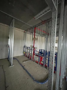 Wer in der Hansestadt eine Bestandsimmobilie erwirbt oder ein bestehendes Bürogebäude modernisieren möchte, kommt an einer professionellen Trockenbau Sanierung Hamburg nicht vorbei. Hamburgs Bausubstanz ist so vielfältig wie seine Stadtteile – von den prächtigen Altbauten in Harvestehude bis hin zu funktionalen Gewerbeobjekten in Hammerbrook. Doch die Modernisierung alter Wände und Decken birgt oft Geheimnisse, die fachmännisches Wissen erfordern. Besonders das Thema Schadstoffe spielt bei einer energetischen Sanirung eine zentrale Rolle. Wir von Az Bau (azarm bau) begleiten Sie mit 15 Jahren Erfahrung durch diesen Prozess.