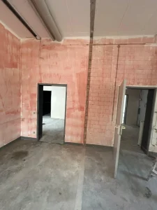 In modernen Konferenzräumen in Hamburg hängen heute riesige Screens, interaktive Whiteboards oder schwere Hängeschränke. Doch hält die Wand das aus? Viele Unternehmer haben Angst, dass teure Technik von der Schwere Lasten Trockenbauwand kracht. Diese Sorge ist unbegründet – wenn man weiß, wie es richtig geht. Az Bau (azarm bau) zeigt Ihnen, wie wir mit Systemen von Knauf und Fischer tonnenschwere Lasten sicher verankern.