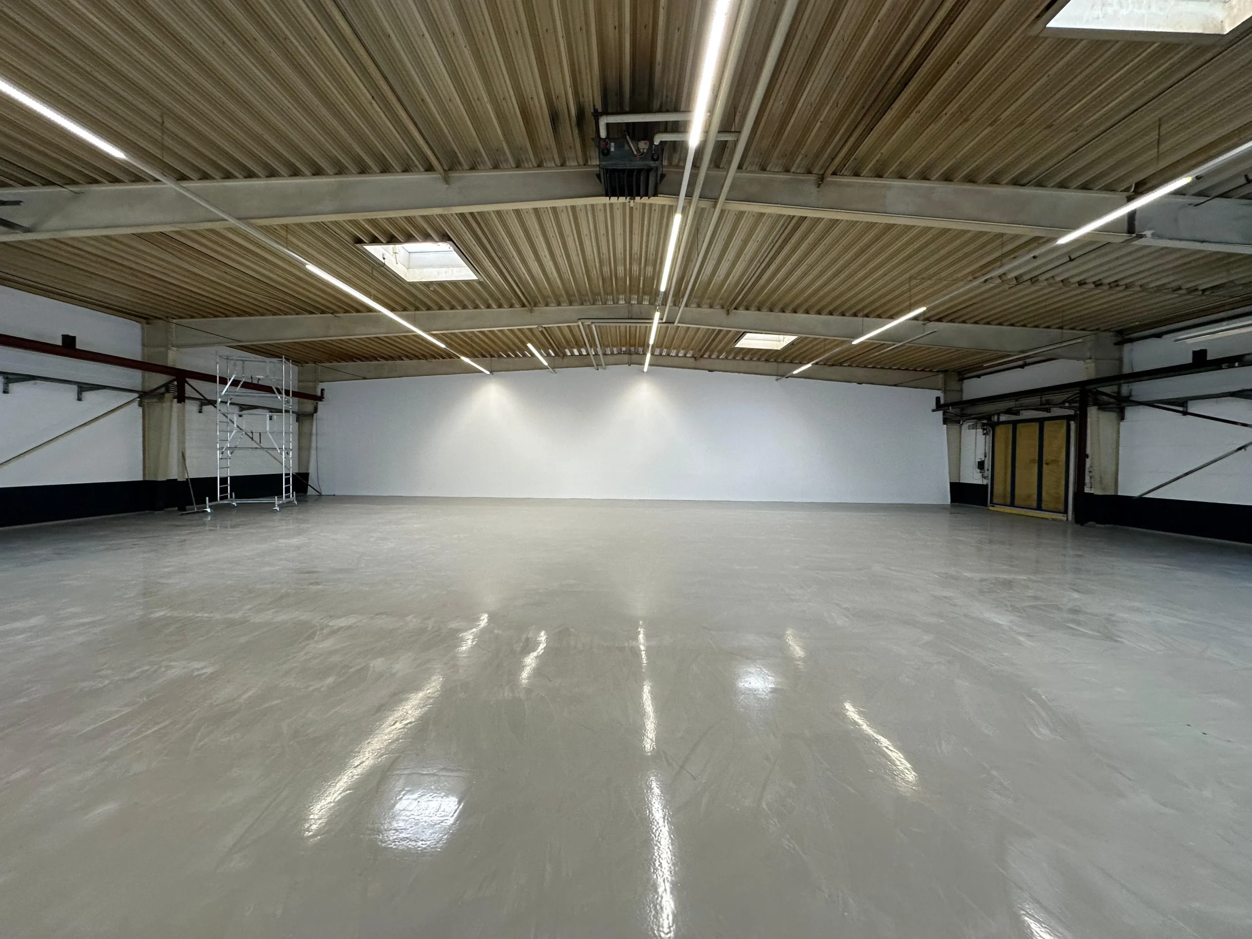 In vielen Hamburger Büros, besonders in den klassischen Kontorhäusern oder Bauten der 80er Jahre, blickt man oft noch auf graue Betonflächen oder vergilbte Rasterdecken. Dabei ist die Decke die größte ungenutzte Fläche im Raum, die das Ambiente und die Arbeitsqualität maßgeblich bestimmt. Eine professionell geplante Abgehängte Decke Büro ist der Schlüssel zur Modernisierung. Az Bau (azarm bau) verwandelt Ihre Geschäftsräume in moderne Arbeitswelten, in denen Licht und Akustik perfekt harmonieren.