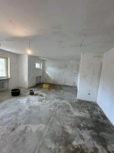 In den geschäftigen Bürogebäuden Hamburgs, wo konzentriertes Arbeiten auf Teamkommunikation trifft, ist Ruhe der wichtigste Luxus. Ein hoher Lärmpegel senkt die Produktivität und erhöht den Stress. Wenn Unternehmen eine Schallschutzwand innen Büro planen, stehen sie oft vor der Wahl: Reicht die Standard-Trockenbauwand oder lohnt sich der Invest in Spezialsysteme wie das Knauf Silentboard? Az Bau (azarm bau) macht für Sie den Härtetest und zeigt, warum Qualität sich langfristig auszahlt. Wir nutzen original deutsche Markensysteme, um sicherzustellen, dass Ihr Büro zur Ruhezone wird.