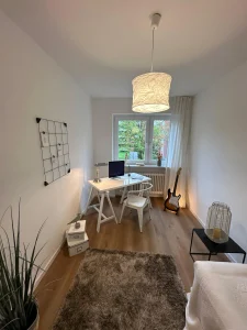 In den prachtvollen, aber oft zugigen Altbauten Hamburgs stehen Unternehmen heute vor einer großen Herausforderung: Die Energiekosten steigen, während die Anforderungen an den Komfort und die Ästhetik der Arbeitsplätze wachsen. Wer sein Büro in einem historischen Gebäude modernisieren möchte, sucht oft nach Lösungen, die effizient und kostengünstig sind. Eine Vorsatzschale Trockenbau ist hier das Geheimrezept für eine gelungene Sanirung. Es ist nicht nur eine optische Aufwertung, sondern ein echtes technisches Upgrade für Ihre Immobilie. Wir von Az Bau (azarm bau) erleben täglich, wie viel Potenzial in den Wänden Hamburger Büros steckt, wenn man sie richtig anpackt.