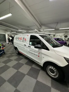 Hamburg ist eine Stadt im Wandel. Alte Speicher werden zu Lofts, und moderne Bürokomplexe setzen auf offene Grundrisse. Das sogenannte Open Space Office ist der Standard für kollaboratives Arbeiten geworden. Doch wo Licht ist, ist auch Schatten: Lärm und fehlende Rückzugsorte senken die Produktivität. Die Lösung für dieses Dilemma ist ein professionelles Raum in Raum System Büro. Az Bau (azarm bau) bietet Ihnen hierfür innovative Trockenbau-Lösungen, beispielsweise basierend auf dem bewährten Knauf Cubo System, die wir speziell für Ihre Gewerbeflächen anpassen.