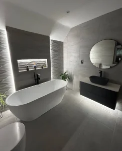 Hamburg ist eine Stadt, die für ihr besonderes Lebensgefühl steht. Zwischen Alster und Elbe schätzen die Menschen Beständigkeit, Eleganz und eine tiefe Verbindung zur Natur. Wenn es um die eigenen vier Wände geht, spiegelt sich dieser hanseatische Stil immer häufiger im Badezimma wider. Eine moderne Badgestaltung Hamburg setzt heute konsequent auf Wohlfühlatmosphäre und den Einsatz von Rohstoffen, die Wärme und Ruhe ausstrahlen. Doch wie lässt sich dieser Trend technisch perfekt umsetzen, besonders in den anspruchsvollen Altbauten der Hansestadt?
