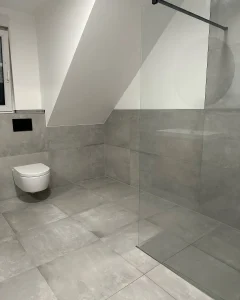 Wer in Hamburg lebt, weiß, dass Raum ein kostbares Gut ist. Besonders in den charmanten Dachgeschossen von Eimsbüttel oder Altona versteckt sich oft ungenutztes Potenzial. Ein Dachschrägenbad Hamburg zu planen, ist eine der spannendsten Herausforderungen im modernen Innenausbau. Schrägen verleihen einem Raum zwar Charakter und Gemütlichkeit, schränken aber die Bewegungsfreiheit ein, wenn man nicht auf die richtigen Dachschrägen Bad Hamburg Ideen setzt. Wir von Az Bau (azarm bau) haben uns darauf spezialisiert, selbst unter den steilsten Dächern luxuriöse Wellness-Oasen zu schaffen. Eine professionelle Sanirung macht hier den Unterschied zwischen einer engen Kammer und einem lichtdurchfluteten Master-Bad.