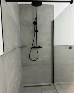 In einer Stadt wie Hamburg, die für ihre dichte Bebauung und ihre historischen Altbauviertel wie Eimsbüttel oder Altona bekannt ist, gehört Platzmangel oft zum Alltag. Besonders wenn es um die Sanirung geht, stellen Kleine Badezimmer in Hamburg eine echte Herausforderung dar. Man möchte den hanseatischen Charme bewahren, aber gleichzeitig eine moderne Wohlfühloase schaffen, die genügend Platz für Handtücher, Kosmetik und Reinigungsmittel bietet.