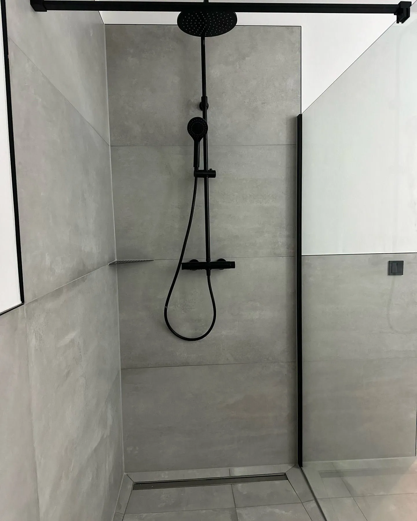 In einer Stadt wie Hamburg, die für ihre dichte Bebauung und ihre historischen Altbauviertel wie Eimsbüttel oder Altona bekannt ist, gehört Platzmangel oft zum Alltag. Besonders wenn es um die Sanirung geht, stellen Kleine Badezimmer in Hamburg eine echte Herausforderung dar. Man möchte den hanseatischen Charme bewahren, aber gleichzeitig eine moderne Wohlfühloase schaffen, die genügend Platz für Handtücher, Kosmetik und Reinigungsmittel bietet.