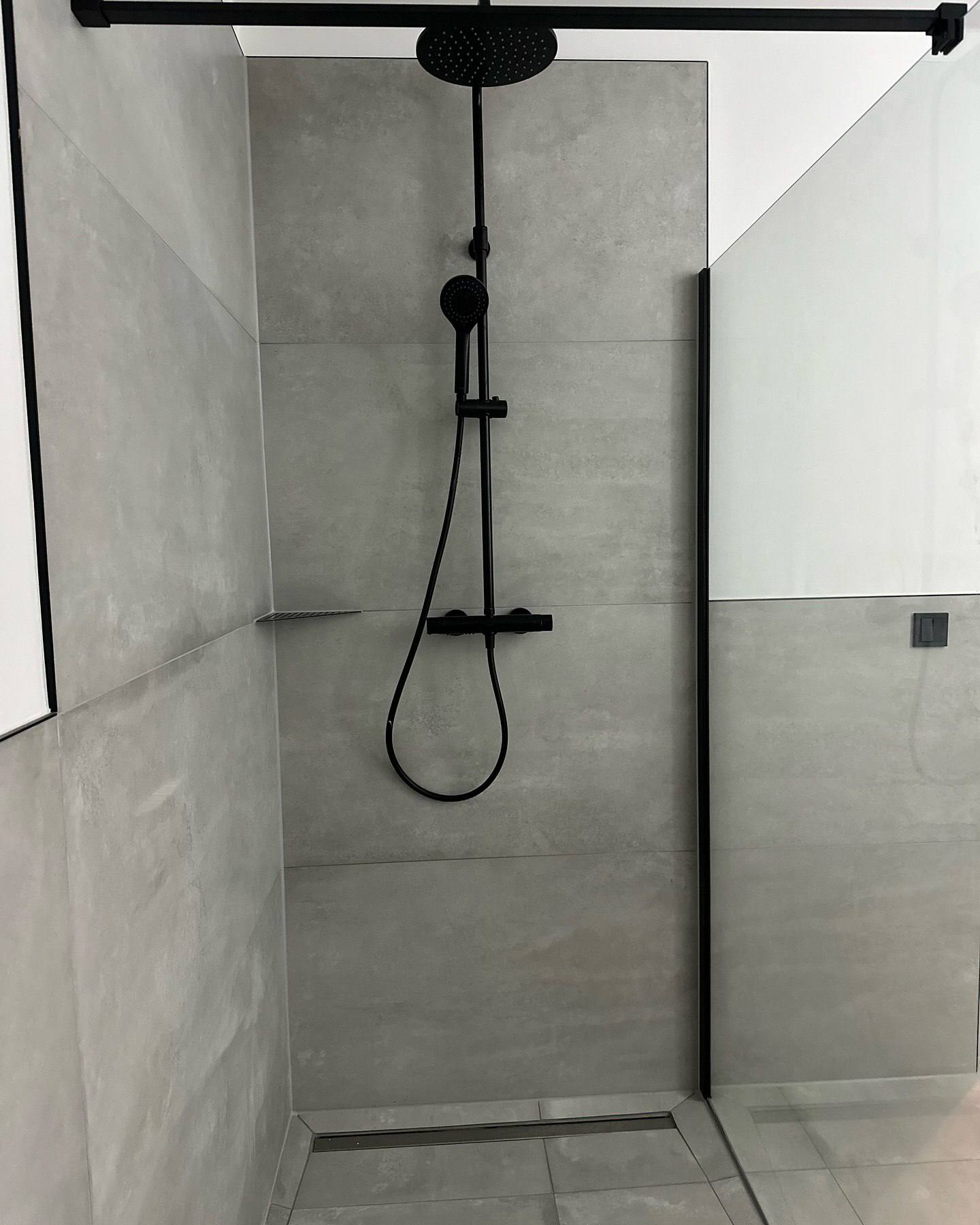 7:00 Uhr morgens in Hamburg-Winterhude. Der Wind drückt den Regen gegen die Fensterscheiben, und im Flur brennt noch das gedimmte Licht. Ich stehe in einem Badezimmer, das gerade seine Seele zurückbekommt. Der Boden ist offen, die alten Leitungen sind ersetzt, und der Laser wirft eine exakte Linie an die Wand. Hier entsteht gerade eine barrierefreie Dusche und Sitzbank.