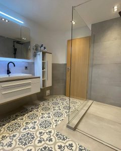 Das ist der Kern von Nachhaltige Badezimmer Hamburg. Es geht nicht um „Greenwashing“ oder schicke Bambuszahnbürsten. Es geht um Substanz. Um Materialien, die keine Giftstoffe ausdünsten, um Technik, die Wasser spart, ohne den Komfort zu rauben, und um eine Bauweise, die Generationen überdauert.