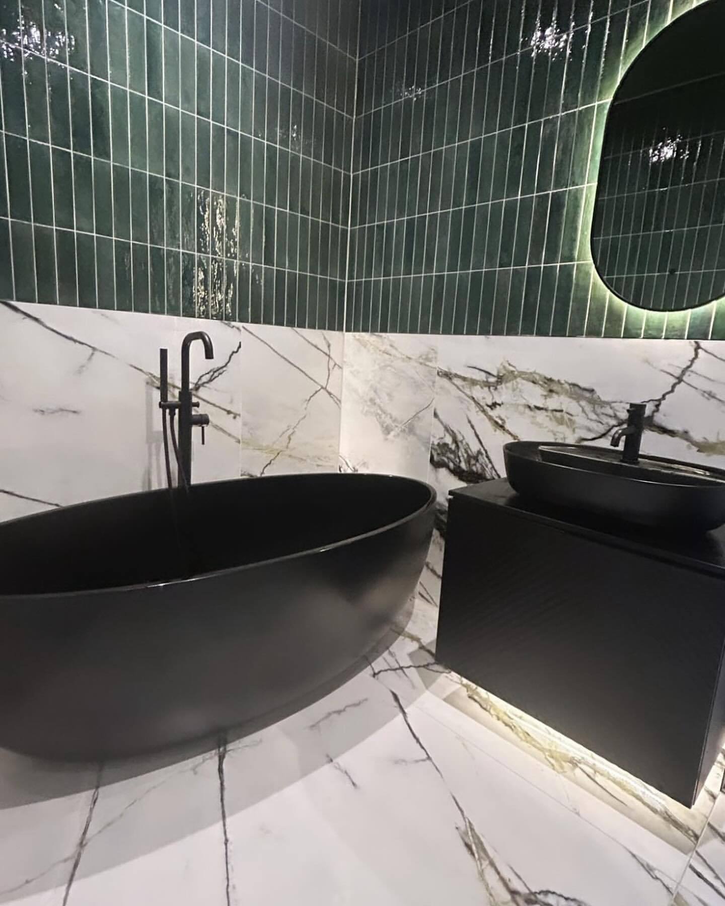 Der Laserstrahl schneidet durch den feinen Staub, der in der Luft tanzt. Ein hellroter Strich auf dem grauen Putz – die perfekte Vertikale. Ich stehe in einem Badezimmer in Eppendorf, ein klassischer Altbau mit Deckenhöhen, die einem den Kopf verdrehen. Draußen peitscht der Hamburger Schietbüdel-Regen gegen die Scheiben, aber hier drinnen planen wir gerade etwas, das den Raum völlig verändern wird. Es geht um Fliesendekoration und Statement Walls im Bad.