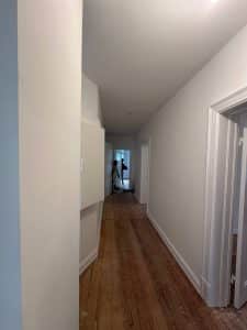 Es ist Montagvormittag in Hamburg-Altona. Ich stehe in einer dieser wunderschönen Altbauwohnungen in der Nähe des Wohlers Parks. Die Decken sind 3,80 Meter hoch, der Dielenboden knarrt bei jedem Schritt, und der feine, weiße Staub von den ersten Abrissarbeiten legt sich wie ein Schleier auf meine Arbeitsstiefel. Es riecht nach altem Putz und frischem Vorhaben. Mein Kunde möchte den riesigen Wohnbereich teilen – ein neues Kinderzimmer soll entstehen. Die Lösung: Gipswände in Altona.