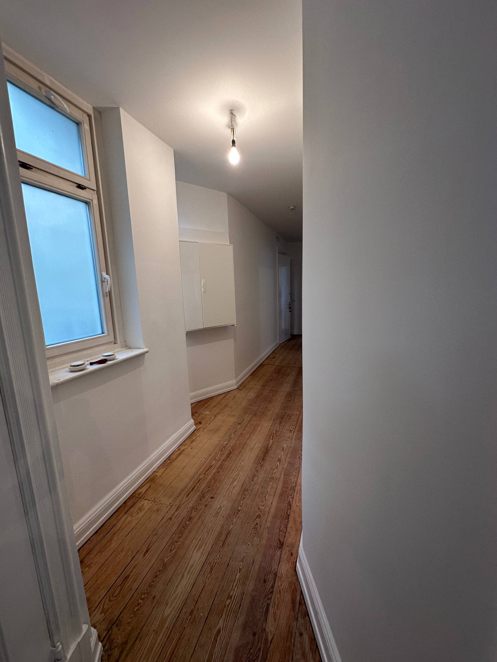 7:30 Uhr morgens in Eimsbüttel. Draußen auf dem Eppendorfer Weg drängen sich die Pendler, drinnen im vierten Stock eines herrschaftlichen Altbaus ist es noch still. Das Einzige, was man hört, ist das leise Klicken des Rotationslasers, der eine absolut waagerechte rote Linie an die 3,50 Meter hohen Wände wirft. Es riecht nach frischem Spachtel und dem kalten Metall der CD-Profile. Hier entstehen gerade abgehängte Decken in Eimsbüttel.