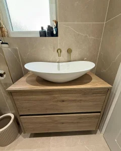 Eines vorab: Man muss kein Meister sein, um ein Bad zu retten. Aber man muss wissen, wo man anpackt und wo man besser die Finger lässt. Hier sind meine ehrlichen DIY Badideen Hamburg Mieter – direkt von der Baustelle, ohne Filter.