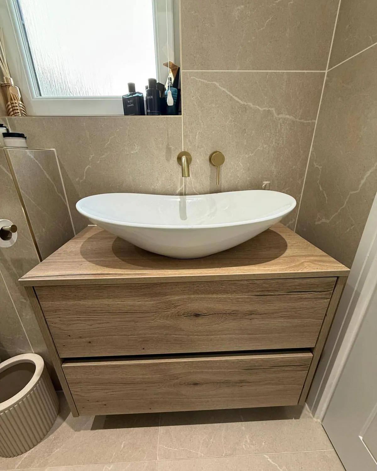 Eines vorab: Man muss kein Meister sein, um ein Bad zu retten. Aber man muss wissen, wo man anpackt und wo man besser die Finger lässt. Hier sind meine ehrlichen DIY Badideen Hamburg Mieter – direkt von der Baustelle, ohne Filter.