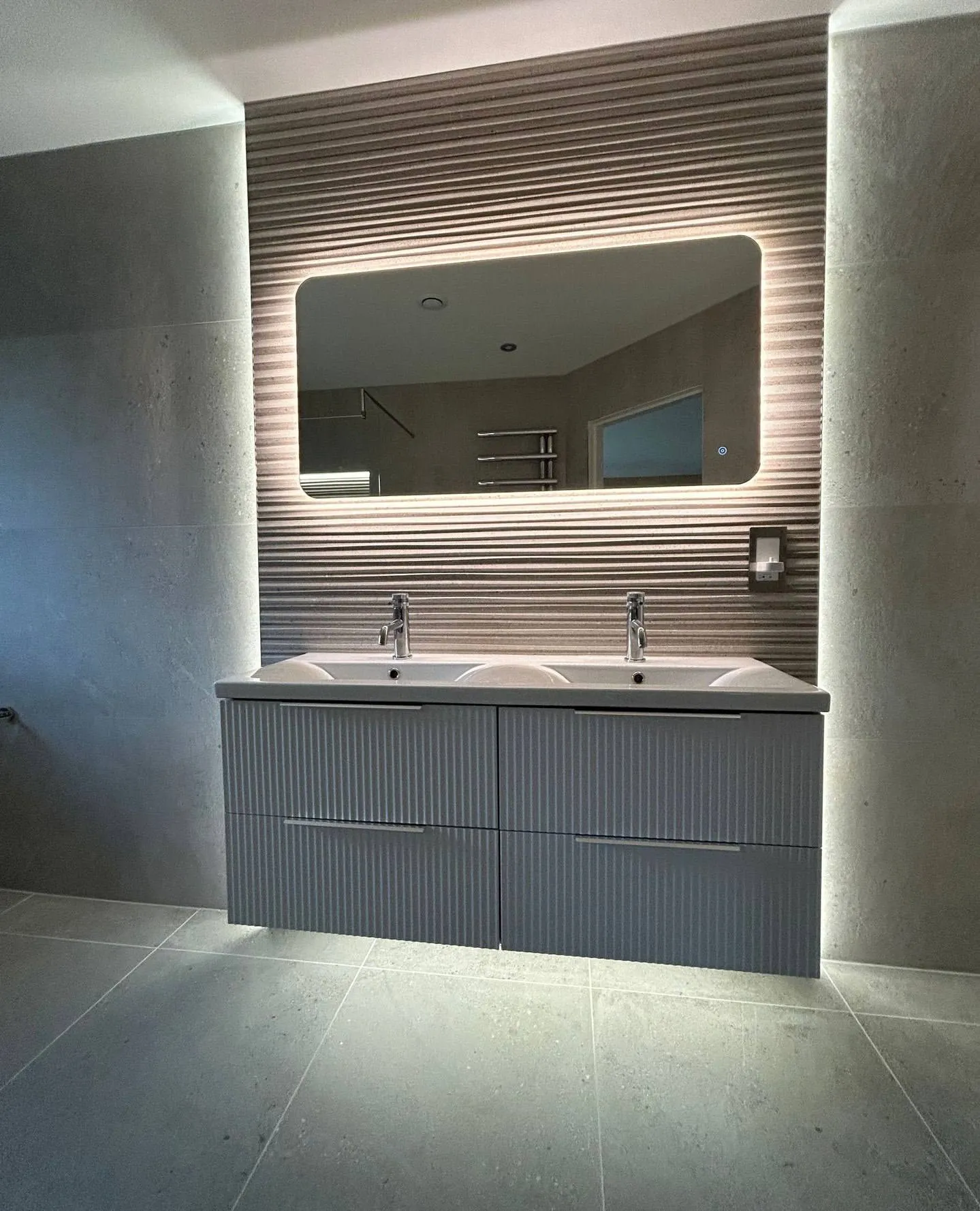 Hamburg ist eine Stadt, die Innovation liebt. Ob in der modernen HafenCity oder in den renovierten Kontorhäusern der Innenstadt – der Wunsch nach technischem Fortschritt macht auch vor dem Badezimma nicht halt. Ein Intelligentes Badezimmer & Technik ist heute kein ferner Traum mehr, sondern ein realer Standard für gehobene Wohn- und Arbeitswelten. Wir von Az Bau (azarm bau) sehen, dass die Nachfrage nach vernetzten Lösungen massiv steigt. Wer heute eine Sanirung plant, möchte nicht nur neue Fliesen, sondern ein Erlebnis. Dabei spielen Smartes Badezimmer Hamburg Trends eine zentrale Rolle, um Komfort, Sicherheit und Energieeffizienz zu vereinen. Es geht darum, Technik unsichtbar in das Design zu integrieren, ohne die Ästhetik zu stören.