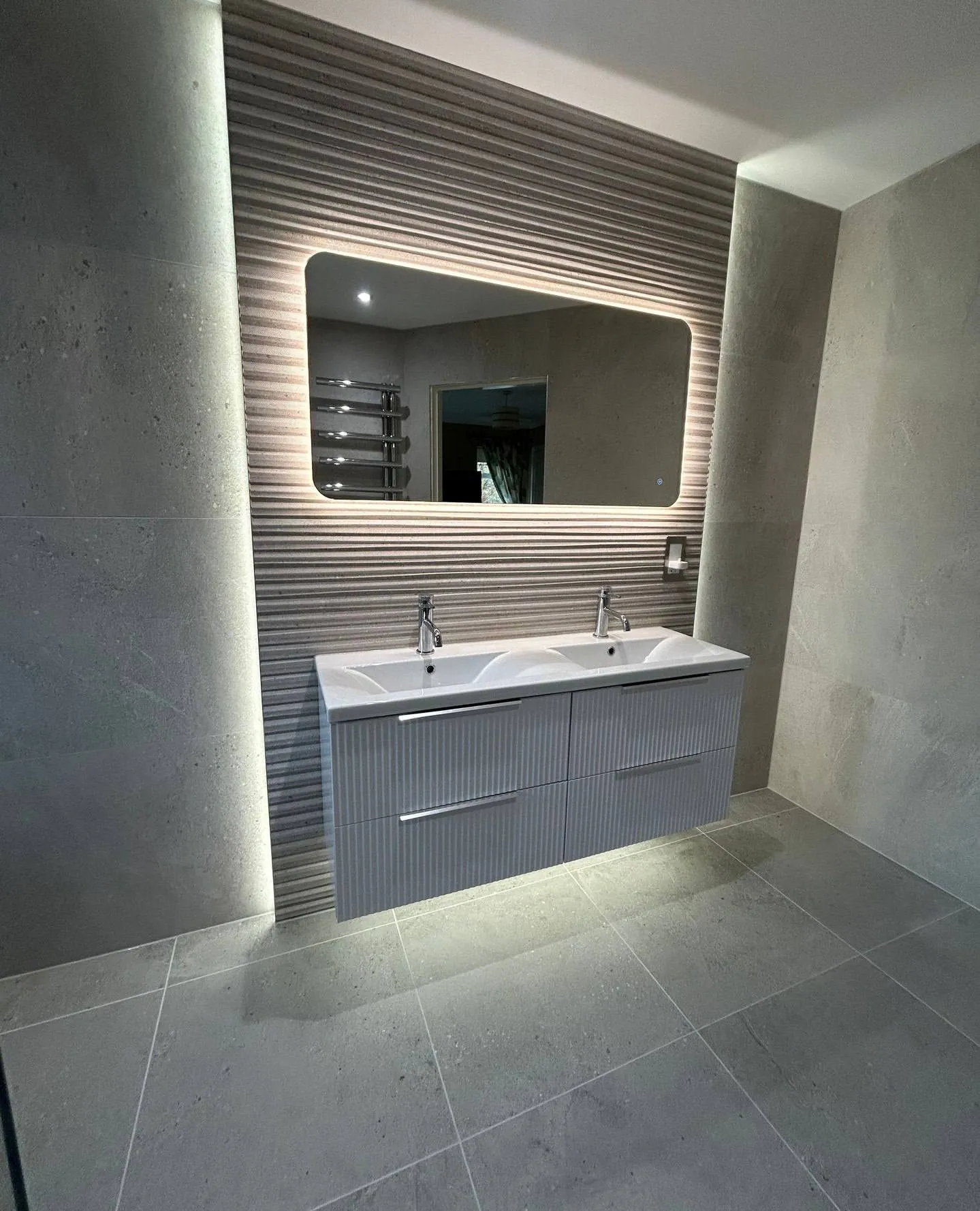 Hamburg ist eine Stadt der Kontraste. Zwischen den historischen Backsteinfassaden der Speicherstadt und den gläsernen Türmen der HafenCity hat sich ein neuer Designtrend fest etabliert, der das Beste aus beiden Welten vereint. Wer heute eine Sanirung plant, entscheidet sich immer häufiger für Beton- & Putzoptik-Bäder. Dieser Look strahlt eine unvergleichliche Ruhe und Modernität aus, ohne dabei an Gemütlichkeit zu verlieren. Besonders für exklusive Projekte ist ein Betonoptik Bad Hamburg die erste Wahl, um einen industriellen Charme in die eigenen vier Wände oder in gewerbliche Räume zu bringen.