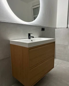 Eine Airbnb-optimierte Badgestaltung ist kein normales Renovierungsprojekt. Es ist eine Gratwanderung zwischen Design-Ikone und einer hochfunktionalen Maschine.