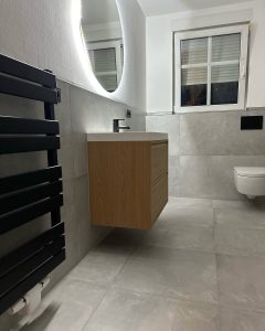 Das ist der Kern der aktuellen Wellness Bad Hamburg Trends. Wir bauen heute keine funktionalen „Waschküchen“ mehr. Wir bauen Rückzugsorte. Die Integration von Wellness-Elementen im Bad ist die Königsdisziplin im Innenausbau. Es geht darum, Technik unsichtbar zu machen und Luxus spürbar zu machen – massiv, wertbeständig und technisch perfekt.