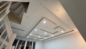 Nach 15 Jahren im Handwerk wissen wir: Malerarbeiten Bergedorf sind kein Standardprodukt von der Stange. Wer im Villenviertel einen Altbau saniert oder in Lohbrügge modernen Wohnraum schafft, verlangt keine Farbe – er verlangt ein Zuhause. Und genau da fängt unsere Arbeit bei AZ-Bau an.