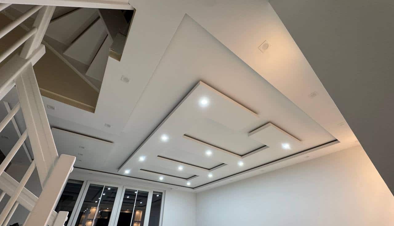 Nach 15 Jahren im Handwerk wissen wir: Malerarbeiten Bergedorf sind kein Standardprodukt von der Stange. Wer im Villenviertel einen Altbau saniert oder in Lohbrügge modernen Wohnraum schafft, verlangt keine Farbe – er verlangt ein Zuhause. Und genau da fängt unsere Arbeit bei AZ-Bau an.