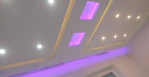 Das ferne Echo der Schiffe im Hamburger Hafen, der Blick über die Alster und die hohen, herrschaftlichen Räume in der Neustadt oder der HafenCity. Wer in Hamburg-Mitte saniert, sucht keinen Standard. Er sucht ein Statement. Der Moment, wenn der Laser die exakte Horizontale an die Stuckwände wirft und das Metallgerüst für die neue Ebene klickt, ist der Beginn einer Verwandlung. Abgehängte Decken Hamburg-Mitte sind 2026 das Herzstück exklusiven Innenausbaus.