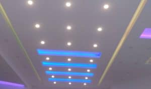 Der kühle Wind der Elbe zieht morgens durch die Straßen von Wedel. Man steht in einem hohen Altbauzimmer oder einem modernen Neubau am Stadtrand, der Atem ist noch leicht zu sehen, und man blickt nach oben. Die Decke – oft stiefmütterlich behandelt, dabei ist sie der „fünfte Boden“ eines Raumes. Wer sich 2026 für Abgehängte Decken Wedel entscheidet, sucht meist mehr als nur eine optische Kaschierung. Es geht um Wärme, um Licht und um das Gefühl, endlich „angekommen“ zu sein.