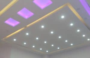 Wir haben gelernt, dass der Untergrund der Chef auf der Baustelle ist. Wenn die Grundierung nicht perfekt sitzt, hält der beste Putz nicht. Es ist eine ungeschönte Wahrheit: Decke verputzen Norderstedt bedeutet oft erst einmal Staub, das Abkratzen von Altlasten und das mühsame Vorbereiten, bevor die erste Kelle Putz überhaupt die Decke berührt.