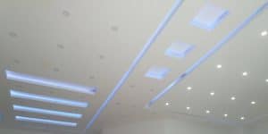 Ein kühler Morgen im Alstertal. Der Tau liegt noch auf den gepflegten Hecken in Hamburg-Sasel, während wir den ersten Eimer mineralischer Kalkfarbe öffnen. Es riecht nicht nach Chemie oder beißenden Lösungsmitteln. Es riecht nach Stein, nach Erde, nach Substanz. Wer heute in Sasel sein Eigenheim saniert, sucht nicht nur eine neue Optik – er sucht ein gesundes Raumklima für seine Familie. Malerarbeiten Hamburg-Sasel haben sich 2026 gewandelt: Nachhaltigkeit ist vom Nischenprodukt zum Qualitätsstandard des Handwerks geworden.